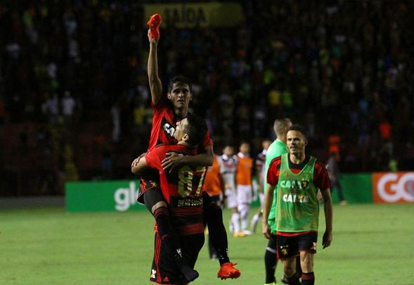 Everton Felipe fez belo gol no Santa Cruz e chorou na comemoração na Ilha do Retiro