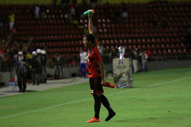 Everton Felipe fez belo gol no Santa Cruz e chorou na comemorao na Ilha do Retiro
