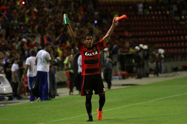 Everton Felipe fez belo gol no Santa Cruz e chorou na comemorao na Ilha do Retiro