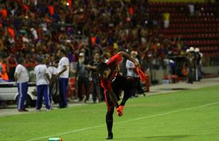 Everton Felipe fez belo gol no Santa Cruz e chorou na comemorao na Ilha do Retiro