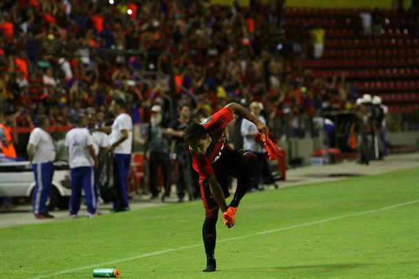 Everton Felipe fez belo gol no Santa Cruz e chorou na comemorao na Ilha do Retiro
