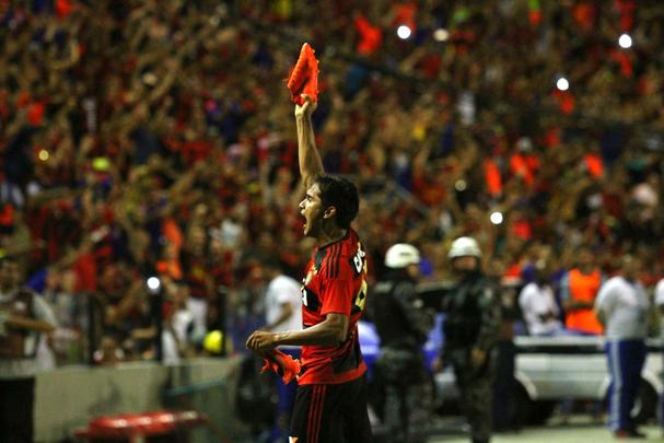 Everton Felipe fez belo gol no Santa Cruz e chorou na comemorao na Ilha do Retiro