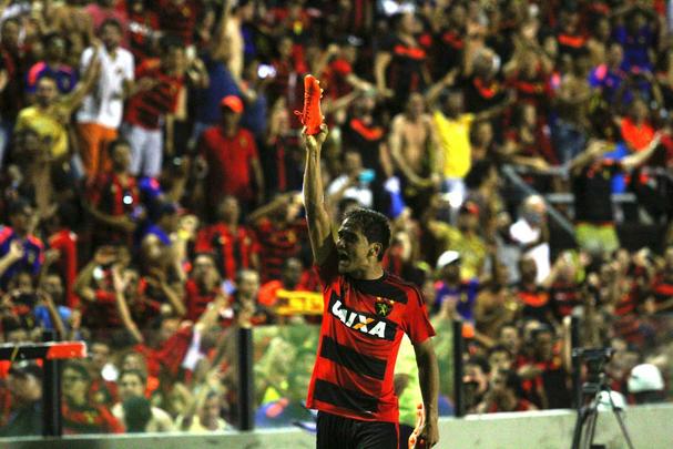 Everton Felipe fez belo gol no Santa Cruz e chorou na comemorao na Ilha do Retiro