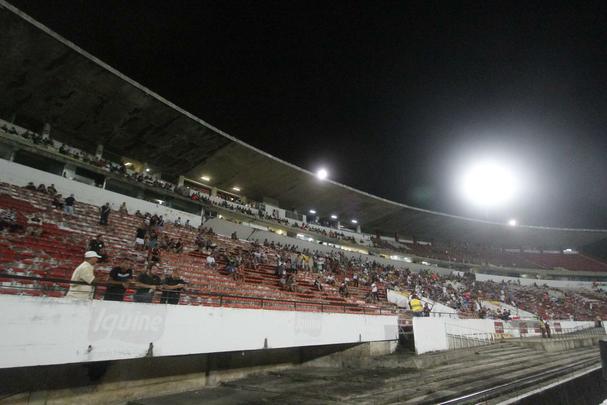 Pouco mais de dois mil torcedores estiveram no Arruda para apoiar o Tricolor diante do Atlético-PR nesta quarta-feira à noite