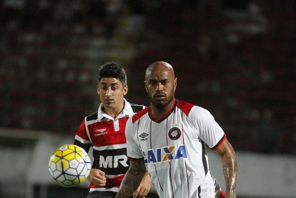 Pouco mais de dois mil torcedores estiveram no Arruda para apoiar o Tricolor diante do Atltico-PR nesta quarta-feira  noite