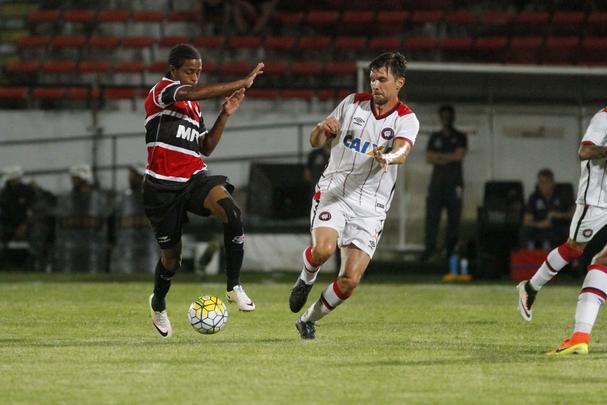 Pouco mais de dois mil torcedores estiveram no Arruda para apoiar o Tricolor diante do Atltico-PR nesta quarta-feira  noite