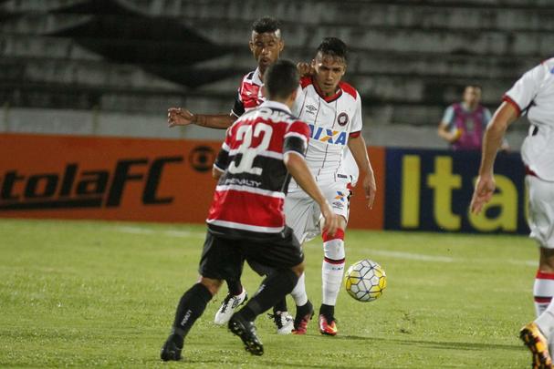 Pouco mais de dois mil torcedores estiveram no Arruda para apoiar o Tricolor diante do Atltico-PR nesta quarta-feira  noite