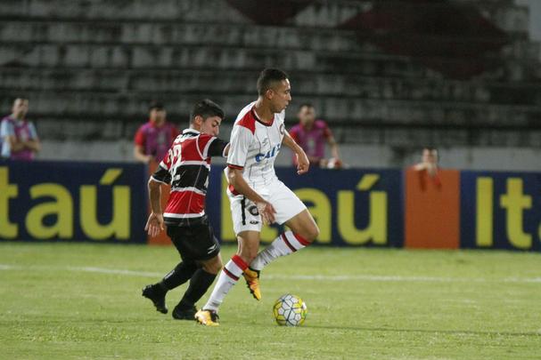 Pouco mais de dois mil torcedores estiveram no Arruda para apoiar o Tricolor diante do Atltico-PR nesta quarta-feira  noite