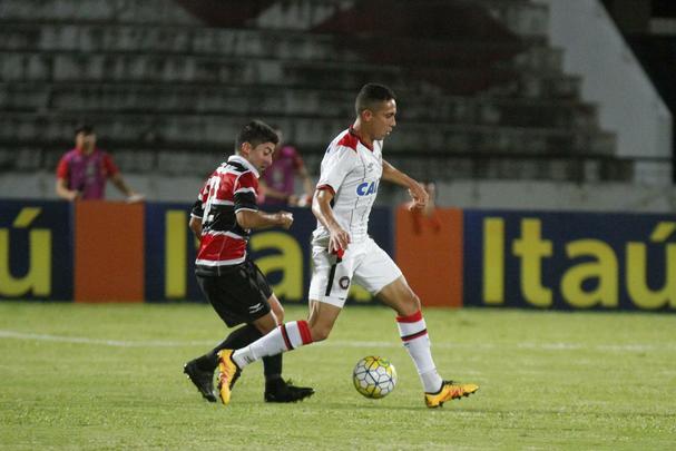 Pouco mais de dois mil torcedores estiveram no Arruda para apoiar o Tricolor diante do Atltico-PR nesta quarta-feira  noite