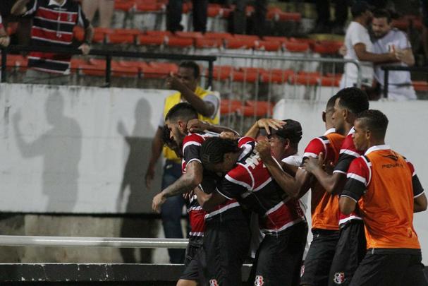 Pouco mais de dois mil torcedores estiveram no Arruda para apoiar o Tricolor diante do Atlético-PR nesta quarta-feira à noite