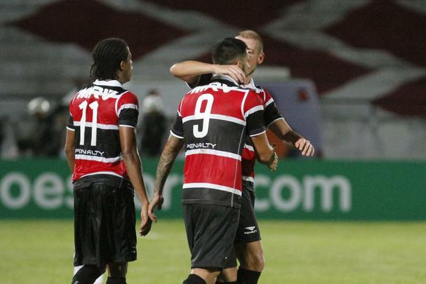 Pouco mais de dois mil torcedores estiveram no Arruda para apoiar o Tricolor diante do Atlético-PR nesta quarta-feira à noite