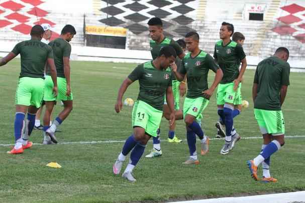 Grafite apareceu no gramado do Arruda para iniciar os trabalhos espec�ficos, enquanto Bruno Moraes e o restante dos jogadores que atuaram frente ao Atl�tico-PR limitaram-se a trabalhos na academia antes de subirem o campo para apenas assistir �s atividades do restante do elenco