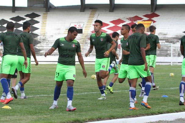 Grafite apareceu no gramado do Arruda para iniciar os trabalhos espec�ficos, enquanto Bruno Moraes e o restante dos jogadores que atuaram frente ao Atl�tico-PR limitaram-se a trabalhos na academia antes de subirem o campo para apenas assistir �s atividades do restante do elenco