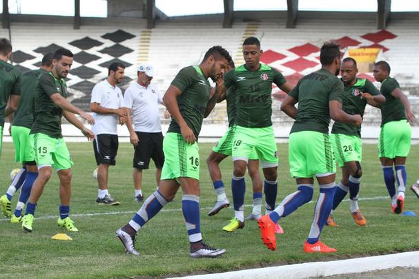 Grafite apareceu no gramado do Arruda para iniciar os trabalhos espec�ficos, enquanto Bruno Moraes e o restante dos jogadores que atuaram frente ao Atl�tico-PR limitaram-se a trabalhos na academia antes de subirem o campo para apenas assistir �s atividades do restante do elenco