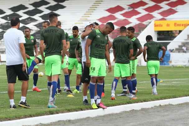 Grafite apareceu no gramado do Arruda para iniciar os trabalhos específicos, enquanto Bruno Moraes e o restante dos jogadores que atuaram frente ao Atlético-PR limitaram-se a trabalhos na academia antes de subirem o campo para apenas assistir às atividades do restante do elenco