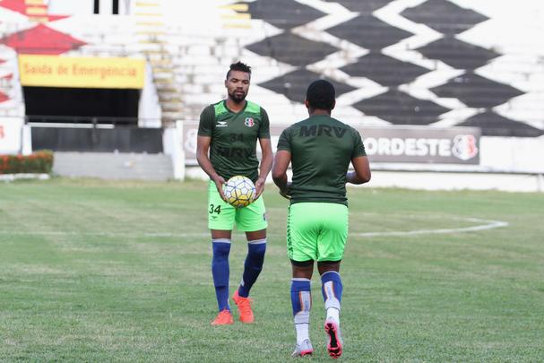 Grafite apareceu no gramado do Arruda para iniciar os trabalhos específicos, enquanto Bruno Moraes e o restante dos jogadores que atuaram frente ao Atlético-PR limitaram-se a trabalhos na academia antes de subirem o campo para apenas assistir às atividades do restante do elenco