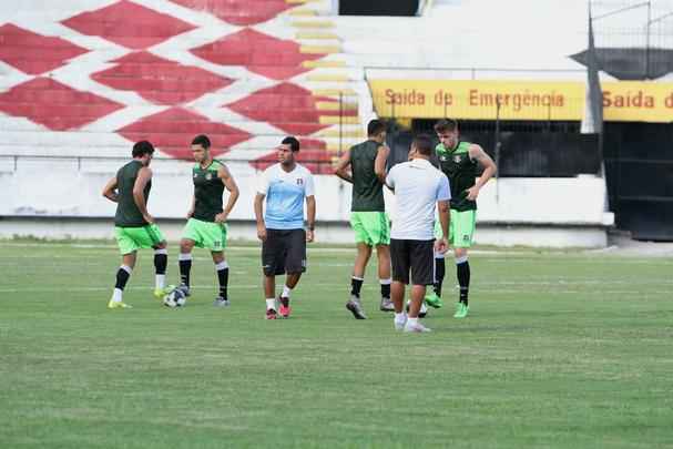Grafite apareceu no gramado do Arruda para iniciar os trabalhos específicos, enquanto Bruno Moraes e o restante dos jogadores que atuaram frente ao Atlético-PR limitaram-se a trabalhos na academia antes de subirem o campo para apenas assistir às atividades do restante do elenco