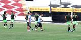 Grafite apareceu no gramado do Arruda para iniciar os trabalhos espec�ficos, enquanto Bruno Moraes e o restante dos jogadores que atuaram frente ao Atl�tico-PR limitaram-se a trabalhos na academia antes de subirem o campo para apenas assistir �s atividades do restante do elenco
