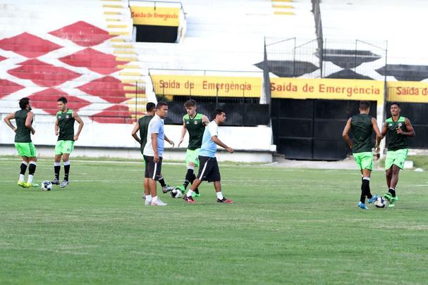 Grafite apareceu no gramado do Arruda para iniciar os trabalhos específicos, enquanto Bruno Moraes e o restante dos jogadores que atuaram frente ao Atlético-PR limitaram-se a trabalhos na academia antes de subirem o campo para apenas assistir às atividades do restante do elenco