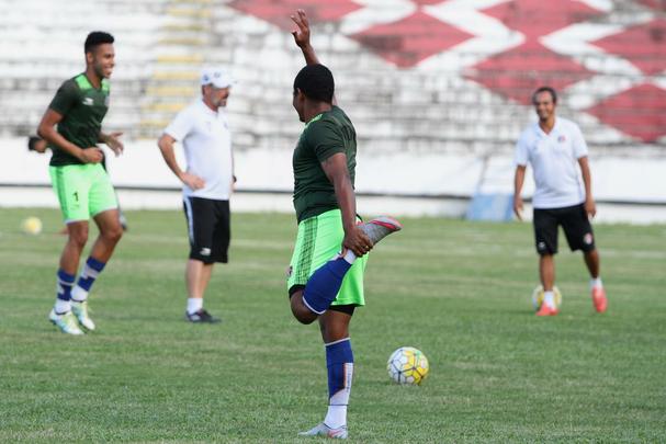 Grafite apareceu no gramado do Arruda para iniciar os trabalhos específicos, enquanto Bruno Moraes e o restante dos jogadores que atuaram frente ao Atlético-PR limitaram-se a trabalhos na academia antes de subirem o campo para apenas assistir às atividades do restante do elenco