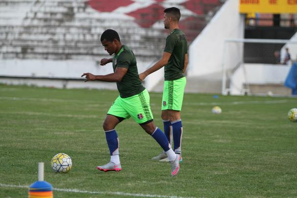 Grafite apareceu no gramado do Arruda para iniciar os trabalhos específicos, enquanto Bruno Moraes e o restante dos jogadores que atuaram frente ao Atlético-PR limitaram-se a trabalhos na academia antes de subirem o campo para apenas assistir às atividades do restante do elenco