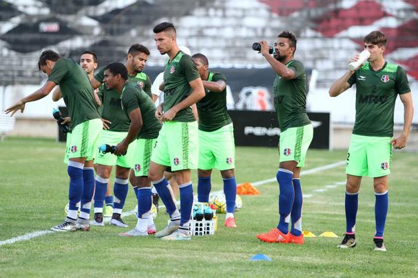 Grafite apareceu no gramado do Arruda para iniciar os trabalhos específicos, enquanto Bruno Moraes e o restante dos jogadores que atuaram frente ao Atlético-PR limitaram-se a trabalhos na academia antes de subirem o campo para apenas assistir às atividades do restante do elenco