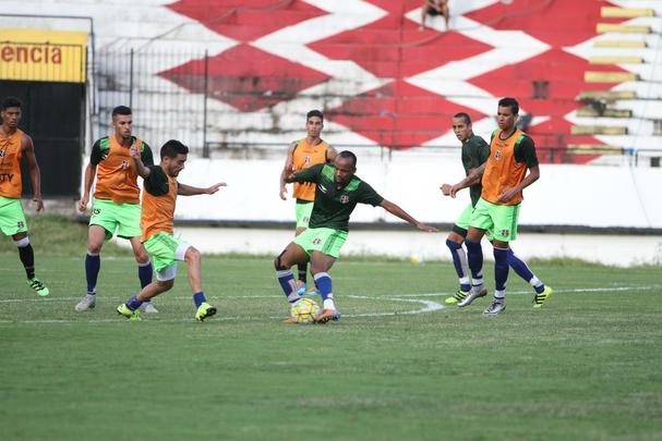 Grafite apareceu no gramado do Arruda para iniciar os trabalhos específicos, enquanto Bruno Moraes e o restante dos jogadores que atuaram frente ao Atlético-PR limitaram-se a trabalhos na academia antes de subirem o campo para apenas assistir às atividades do restante do elenco