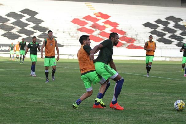Grafite apareceu no gramado do Arruda para iniciar os trabalhos específicos, enquanto Bruno Moraes e o restante dos jogadores que atuaram frente ao Atlético-PR limitaram-se a trabalhos na academia antes de subirem o campo para apenas assistir às atividades do restante do elenco