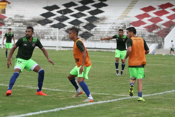 Grafite apareceu no gramado do Arruda para iniciar os trabalhos específicos, enquanto Bruno Moraes e o restante dos jogadores que atuaram frente ao Atlético-PR limitaram-se a trabalhos na academia antes de subirem o campo para apenas assistir às atividades do restante do elenco