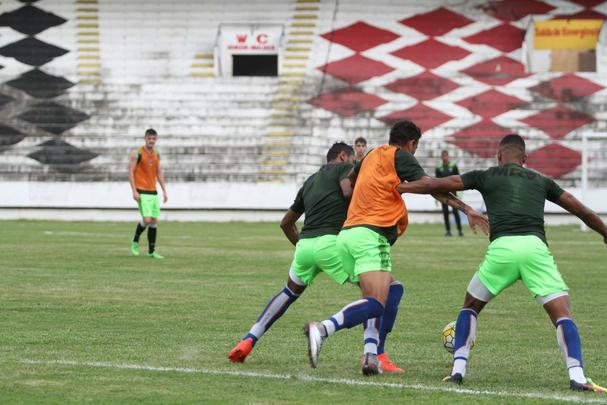 Grafite apareceu no gramado do Arruda para iniciar os trabalhos específicos, enquanto Bruno Moraes e o restante dos jogadores que atuaram frente ao Atlético-PR limitaram-se a trabalhos na academia antes de subirem o campo para apenas assistir às atividades do restante do elenco