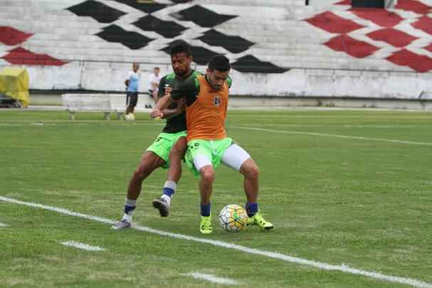 Grafite apareceu no gramado do Arruda para iniciar os trabalhos específicos, enquanto Bruno Moraes e o restante dos jogadores que atuaram frente ao Atlético-PR limitaram-se a trabalhos na academia antes de subirem o campo para apenas assistir às atividades do restante do elenco