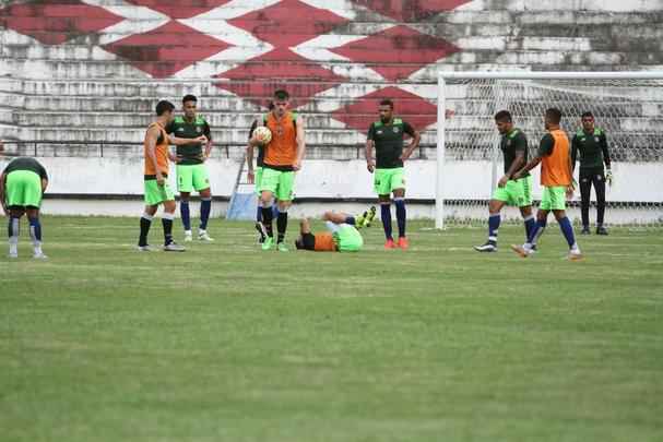 Grafite apareceu no gramado do Arruda para iniciar os trabalhos específicos, enquanto Bruno Moraes e o restante dos jogadores que atuaram frente ao Atlético-PR limitaram-se a trabalhos na academia antes de subirem o campo para apenas assistir às atividades do restante do elenco