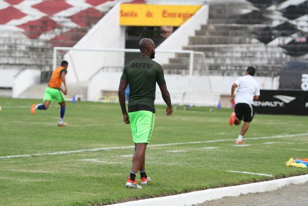 Grafite apareceu no gramado do Arruda para iniciar os trabalhos específicos, enquanto Bruno Moraes e o restante dos jogadores que atuaram frente ao Atlético-PR limitaram-se a trabalhos na academia antes de subirem o campo para apenas assistir às atividades do restante do elenco