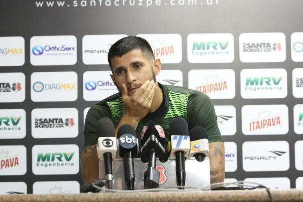 Grafite apareceu no gramado do Arruda para iniciar os trabalhos específicos, enquanto Bruno Moraes e o restante dos jogadores que atuaram frente ao Atlético-PR limitaram-se a trabalhos na academia antes de subirem o campo para apenas assistir às atividades do restante do elenco