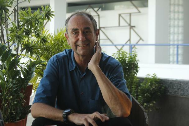Em seus 61 anos de vida, Amyr Klink j� realizou 42 viagens � Ant�rtida. Hoje, o navegador conta as hist�rias vividas em palestras por todo o mundo. Simples, ele decidiu vir � Refeno e n�o pediu nenhum privil�gio. Fez a inscri��o como qualquer embarca��o, surpreendendo at� mesmo a organiza��o da regata. Ser� a segunda participa��o dele na Refeno, a primeira a bordo do Paratii 2, seu atual barco. 