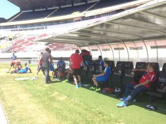Jogadores do DIM esbanjaram irreverncia, tocando msicas colombianas na chegada ao Arruda e at mesmo no banco de reservas, antes de comear o treino.