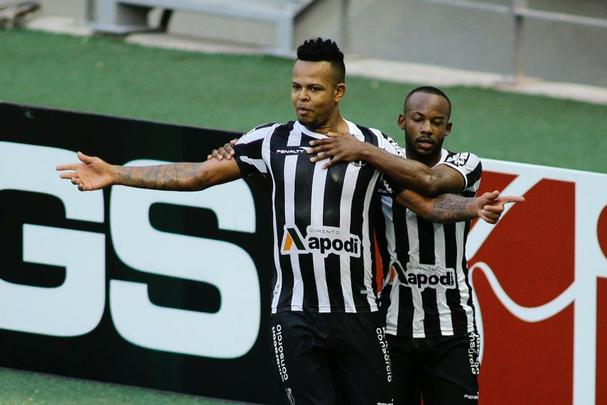 Dentre todas as equipes que ainda brigam pelo acesso, o Ceará é a que tem a situação mais complicada. Para começar, o Alvinegro (que não vence há dez jogos) somou apenas cinco pontos e tem a pior campanha do segundo turno. Por fim, ainda terá cinco confrontos diretos na reta final da Série B. Todos eles serão fora de casa.