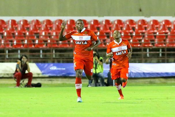 O CRB é, dentre os nove primeiros colocados da Série B, a equipe que tem menos confrontos contra adversários diretos nas últimas rodadas. Ele enfrentará Atlético-GO (29ª rodada) e Náutico (34ª rodada) em casa, enquanto sai para pegar Vasco (31ª rodada) e Brasil de Pelotas (37ª rodada). Seja como mandante ou visitante, o fato é que o clube regatiano precisará melhorar o aproveitamento no segundo turno: até o momento, fez apenas seis pontos e tem a terceira pior campanha.