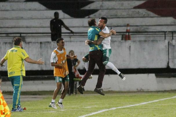 Diante do lder do campeonato, no Arruda, Tricolor voltou a levar gol perto do fim do jogo e sai de campo com o rebaixamento  Srie B do Brasileiro ainda mais prximo