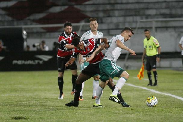Diante do líder do campeonato, no Arruda, Tricolor voltou a levar gol perto do fim do jogo e sai de campo com o rebaixamento à Série B do Brasileiro ainda mais próximo