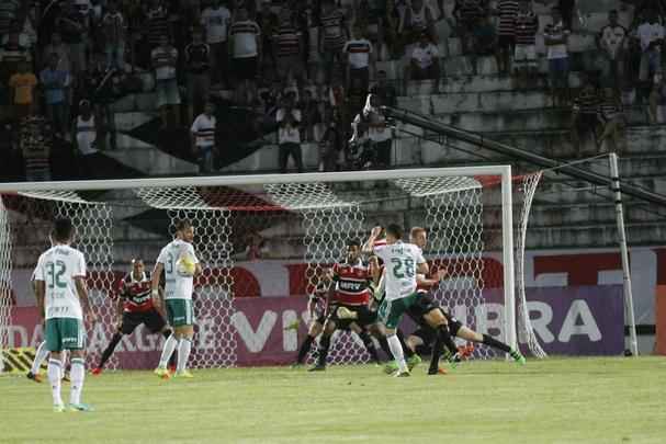 Diante do líder do campeonato, no Arruda, Tricolor voltou a levar gol perto do fim do jogo e sai de campo com o rebaixamento à Série B do Brasileiro ainda mais próximo