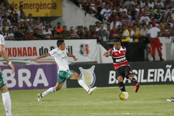 Diante do líder do campeonato, no Arruda, Tricolor voltou a levar gol perto do fim do jogo e sai de campo com o rebaixamento à Série B do Brasileiro ainda mais próximo