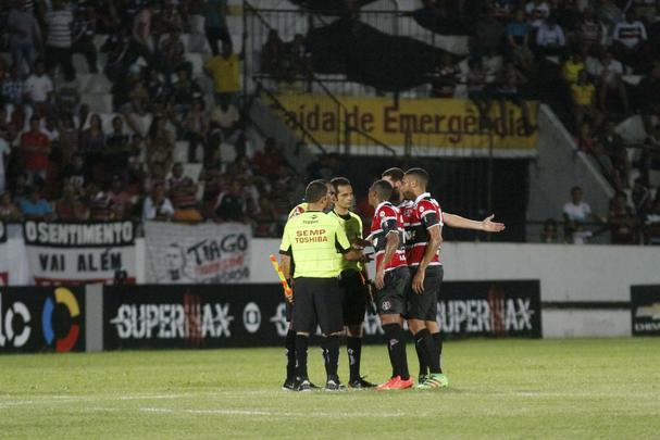Diante do líder do campeonato, no Arruda, Tricolor voltou a levar gol perto do fim do jogo e sai de campo com o rebaixamento à Série B do Brasileiro ainda mais próximo