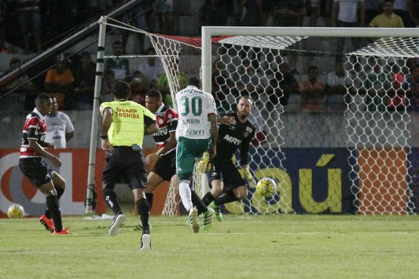 Diante do líder do campeonato, no Arruda, Tricolor voltou a levar gol perto do fim do jogo e sai de campo com o rebaixamento à Série B do Brasileiro ainda mais próximo
