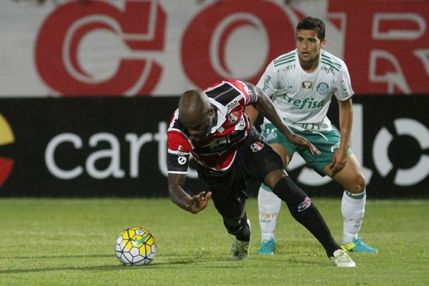 Diante do líder do campeonato, no Arruda, Tricolor voltou a levar gol perto do fim do jogo e sai de campo com o rebaixamento à Série B do Brasileiro ainda mais próximo