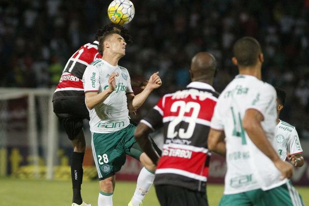 Diante do líder do campeonato, no Arruda, Tricolor voltou a levar gol perto do fim do jogo e sai de campo com o rebaixamento à Série B do Brasileiro ainda mais próximo