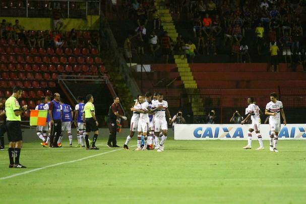 O empate em 1 a 1 entre Sport e São Paulo, nesta quarta-feira, na Ilha do Retiro, foi ruim para os dois lados. As duas equipes precisavam da vitória para se manter afastados da zona de rebaixamento. Pior para o Leão, que, além de ter atuado em casa, ainda tem dois pontos a menos que o Tricolor Paulista. Na próxima rodada, segue pressionado, tendo que atuar fora, contra a Chapecoense