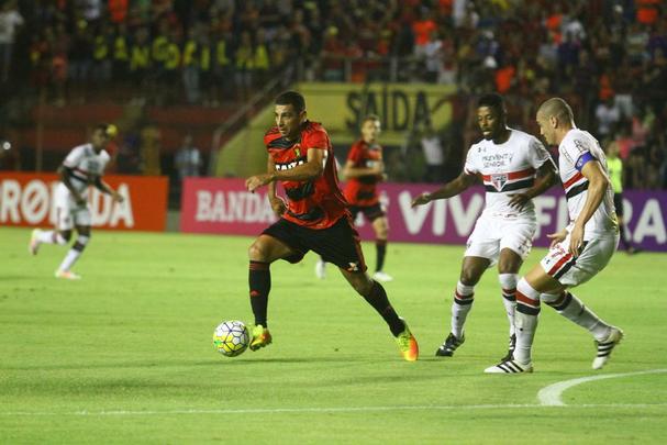 O empate em 1 a 1 entre Sport e São Paulo, nesta quarta-feira, na Ilha do Retiro, foi ruim para os dois lados. As duas equipes precisavam da vitória para se manter afastados da zona de rebaixamento. Pior para o Leão, que, além de ter atuado em casa, ainda tem dois pontos a menos que o Tricolor Paulista. Na próxima rodada, segue pressionado, tendo que atuar fora, contra a Chapecoense