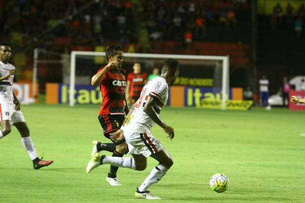 O empate em 1 a 1 entre Sport e São Paulo, nesta quarta-feira, na Ilha do Retiro, foi ruim para os dois lados. As duas equipes precisavam da vitória para se manter afastados da zona de rebaixamento. Pior para o Leão, que, além de ter atuado em casa, ainda tem dois pontos a menos que o Tricolor Paulista. Na próxima rodada, segue pressionado, tendo que atuar fora, contra a Chapecoense
