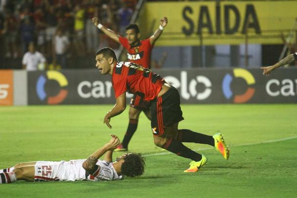 O empate em 1 a 1 entre Sport e São Paulo, nesta quarta-feira, na Ilha do Retiro, foi ruim para os dois lados. As duas equipes precisavam da vitória para se manter afastados da zona de rebaixamento. Pior para o Leão, que, além de ter atuado em casa, ainda tem dois pontos a menos que o Tricolor Paulista. Na próxima rodada, segue pressionado, tendo que atuar fora, contra a Chapecoense